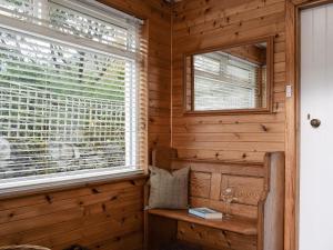 eine Sauna mit einem Fenster und einer Bank in der Unterkunft Ardchoille Cottage in Fortingall + 12 Fotos