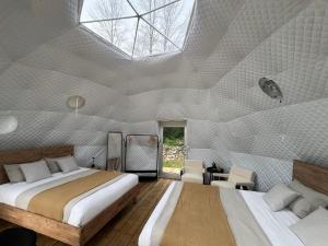 Postel nebo postele na pokoji v ubytování Grotto Getaway