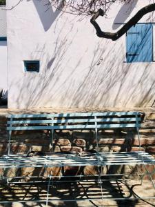 een blauwe bank voor een gebouw bij Sister Alice in Nieu-Bethesda