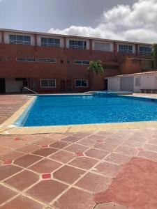 TembladorにあるRemanso cerca del marの建物の前の大きなプール