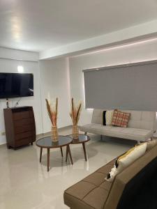 TembladorにあるRemanso cerca del marのソファとテーブルのあるリビングルーム