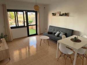 una sala de estar con un sofá y una mesa en Casa Olivia Oasis Duna, en Corralejo
