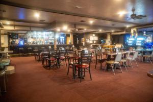 Khu vực lounge/bar tại Cedar Inn Motel