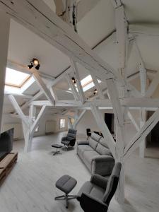 a large living room with couches and chairs at Hébergement 4 chambres indépendantes hyper-centre in Saint-Dizier
