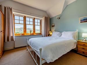 Santon Bridgeにある3 Bed in Eskdale SZ414の白いベッドと窓のある寝室