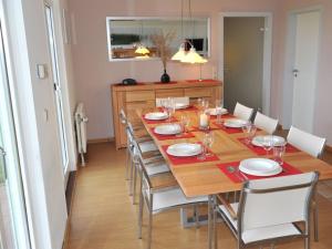 a dining room with a wooden table and chairs at Holiday home Crane Coast in Kinnbackenhagen