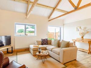 Una sala de estar con un sofá y un televisor. en 1 Bed in Glastonbury 86979, en Edington