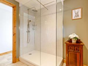 una ducha con mampara de cristal en un baño en 1 Bed in Glastonbury 86979, en Edington 22 fotos más