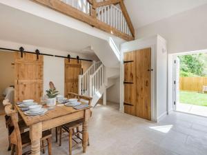 Un comedor con mesa y sillas de madera. en 2 bed in Blandford Forum 88193, en Durweston 8 fotos más