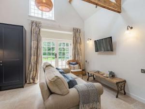 Una sala de estar con un sofá y un televisor. en 2 bed in Blandford Forum 88193, en Durweston