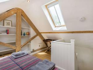 Habitación en el ático con cama y ventana en 2 bed in Blandford Forum 88193, en Durweston
