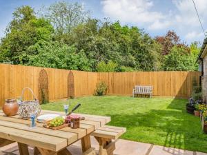 una mesa de picnic en un patio trasero con una valla en 2 bed in Blandford Forum 88193, en Durweston