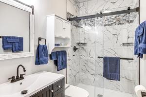 Ένα μπάνιο στο Lake Lovers Paradise Waterfront Home in Hayden! +20 φωτογραφίες