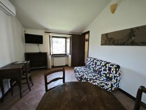 a living room with a couch and a table at R22 - Casa Geranio: delizioso appartamentino in Marcelli