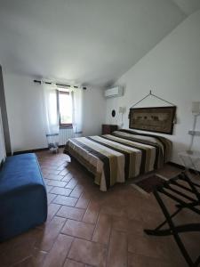a bedroom with a large bed in a room at R22 - Casa Geranio: delizioso appartamentino in Marcelli