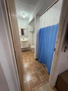 Ένα μπάνιο στο Casa pequena e aconchegante em Passa Quatro, MG