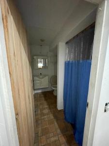 Ένα μπάνιο στο Casa pequena e aconchegante em Passa Quatro, MG