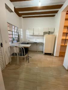 Η κουζίνα ή μικρή κουζίνα στο Casa pequena e aconchegante em Passa Quatro, MG