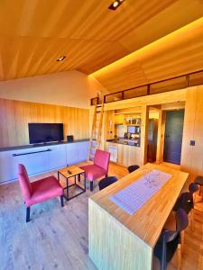 ein Wohnzimmer mit einem großen Holztisch und Stühlen in der Unterkunft alquiler temporario en villa la angostura in Villa La Angostura