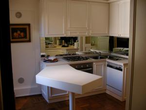 eine Küche mit weißen Schränken und einem Herd mit Backofen in der Unterkunft Cà Satriano in Venedig
