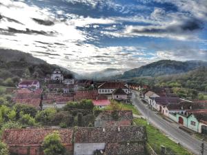 Un pueblo con una carretera y edificios y montañas. en Rubia Soala 162, 