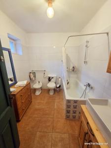 Un baño con bañera, inodoro y lavabo. en Rubia Soala 162, 