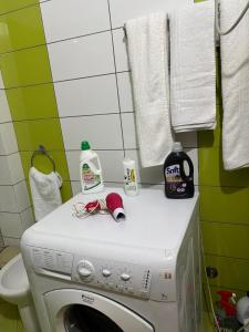 a washing machine in a bathroom with towels at Vali Apartment in Vlorë