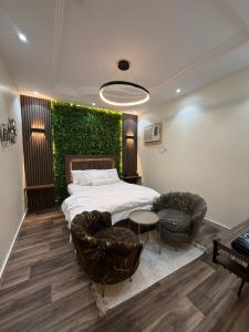 a bedroom with a bed and a green wall at شقق الريم in Medina