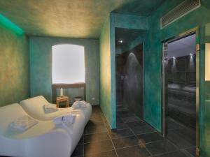a bathroom with a tub, toilet, and sink at Hotel Continental in Santa Margherita Ligure