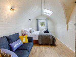 Un pat sau paturi într-o cameră la 1 Bed in Betws-y-Coed 78677