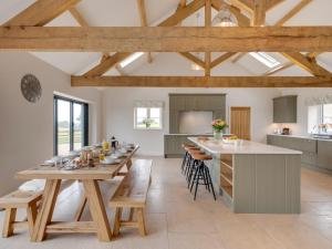 Finghallにある4 Bed in Bedale 80704のキッチン(長いテーブルと椅子付)