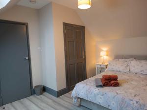 ein Schlafzimmer mit einem Bett mit einer braunen Tür in der Unterkunft Woodgrove Holiday Homes in Inshes
