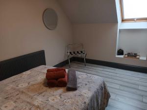 ein Schlafzimmer mit einem Bett, auf dem ein Teddybär liegt in der Unterkunft Woodgrove Holiday Homes in Inshes