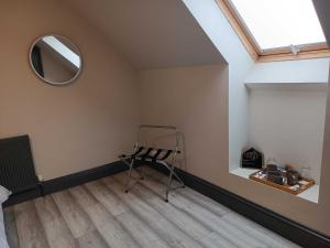 ein Zimmer mit einem Spiegel und einem Stuhl darin in der Unterkunft Woodgrove Holiday Homes in Inshes + 21 Fotos