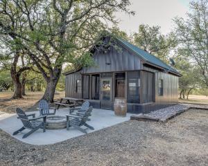 un pequeño edificio con 2 sillas y una mesa en Rough Creek Lodge Ranch and Resort, en Glen Rose