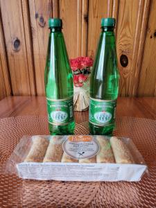 Dos botellas de refresco sobre una mesa con donas. en Willa Cynamon Garden, en Busko-Zdrój