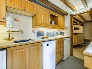 Kuchyň nebo kuchyňský kout v ubytování 2 Bed in Burton Bradstock DC148 + 4 fotografie