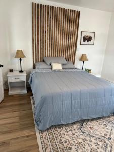 En eller flere senge i et værelse på Updated 2 bedroom close to downtown and university