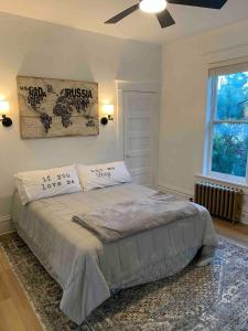 En eller flere senge i et værelse på Updated 2 bedroom close to downtown and university