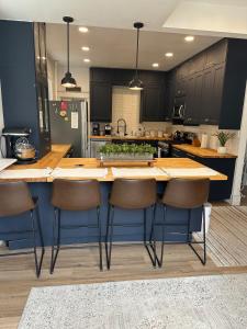 Køkken eller tekøkken på Updated 2 bedroom close to downtown and university + 3 billeder