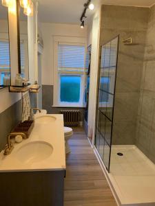 Et badeværelse på Updated 2 bedroom close to downtown and university