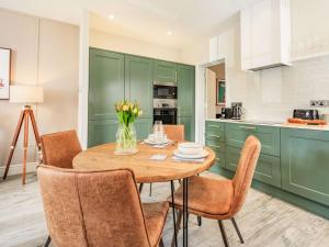 Η κουζίνα ή μικρή κουζίνα στο 1 Bed in Charmouth 87529