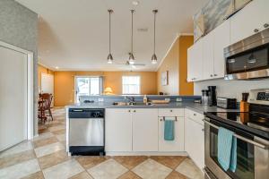 Кухня или мини-кухня в 2 Mi to Spanish Springs Sq Home in The Villages
