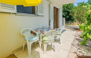 Μπαλκόνι ή βεράντα στο 1 Bedroom Nice Apartment In Nin