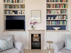 a living room with two chairs and a tv at 1 Bed in Yelverton 88860 in Bere Alston