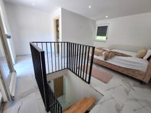 1 dormitorio con 1 cama y escalera de cristal en Oaza mira 2, en Jajce