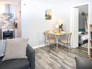 Dapur atau dapur kecil di 1 Bed in Freshwater 73929