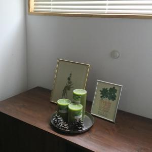 una mesa con tres tazas verdes y dos fotos en Hostel Beige 2nd en Seúl