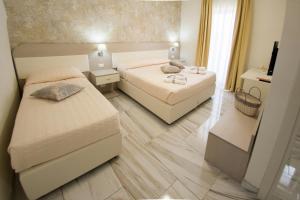 Postel nebo postele na pokoji v ubytování Rome Airport Inn