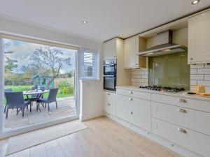 Kuchyň nebo kuchyňský kout v ubytování 2 Bed in Isle of Purbeck DC118
